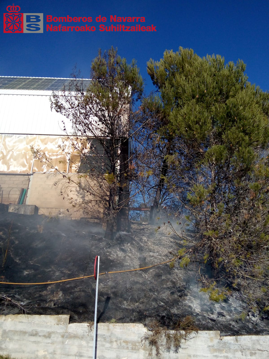 Vista del frontón de Mañeru, que ha quedado afectado por el incendio. BOMBEROS DE NAVARRA