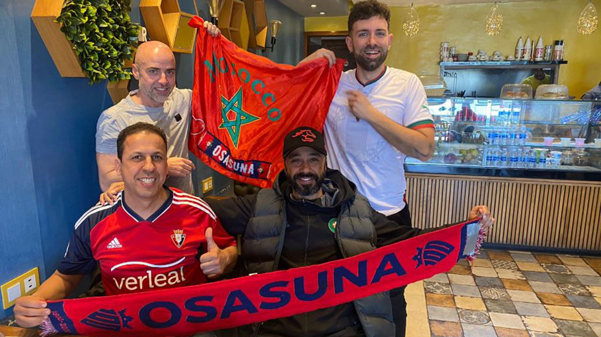 Said Benhlal con sus compañeros de trabajo para ver el Mundial de clubes. Cedida.