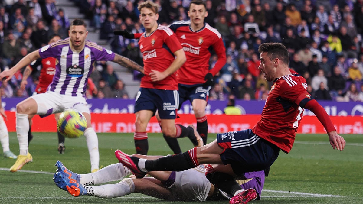 El centrocampista del Club Atlético Osasuna Kike Barja (d) disputa un balón durante el partido correspondiente a la Jornada 21 de LaLiga Santander que enfrenta a ambos equipos este domingo en el Estadio José Zorrilla de Valladolid. EFE/ R. García