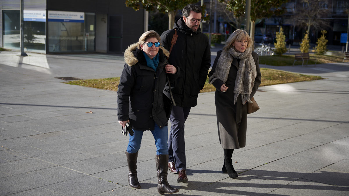 María García-Barberena y María Caballero llegan a los juzgados de Pamplona junto al abogado Guillermo Chaverri. IRANZU LARRASOAÑA
