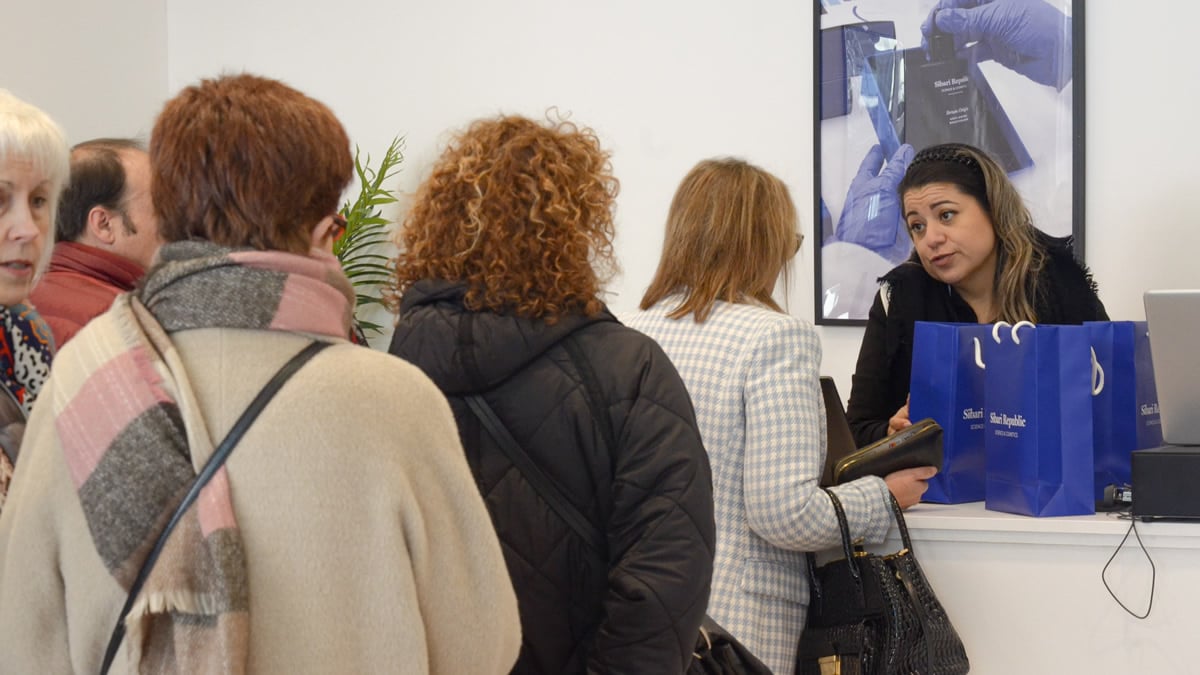 Clientas visitando la tienda de Sibari Republic situada en avenida de Carlos lll, 24, en Pamplona. CEDIDA