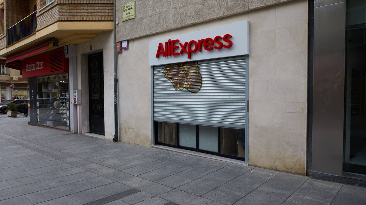 Nueva tienda de AliExpress en la calle García Ximenez número 6 de Pamplona, en el mismo local donde hasta ahora se encontraba una tienda Mi Store de Xiaomi. IÑIGO ALZUGARAY