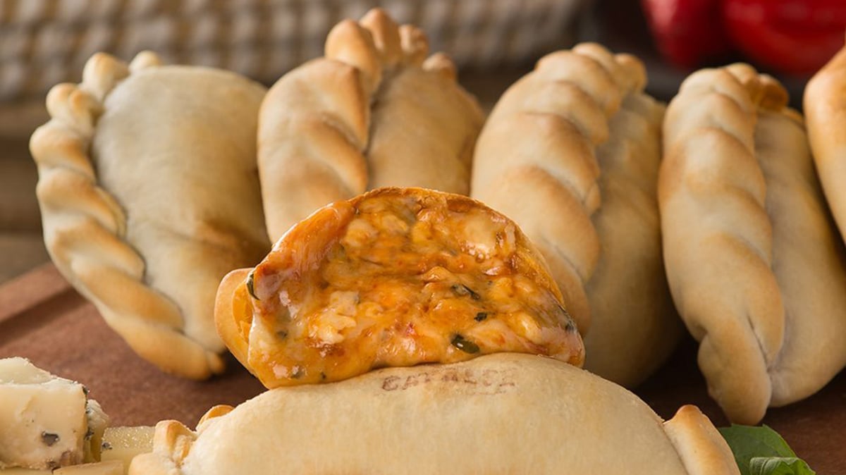 Empanada Caprese lista para degustar. Cachito Mío.