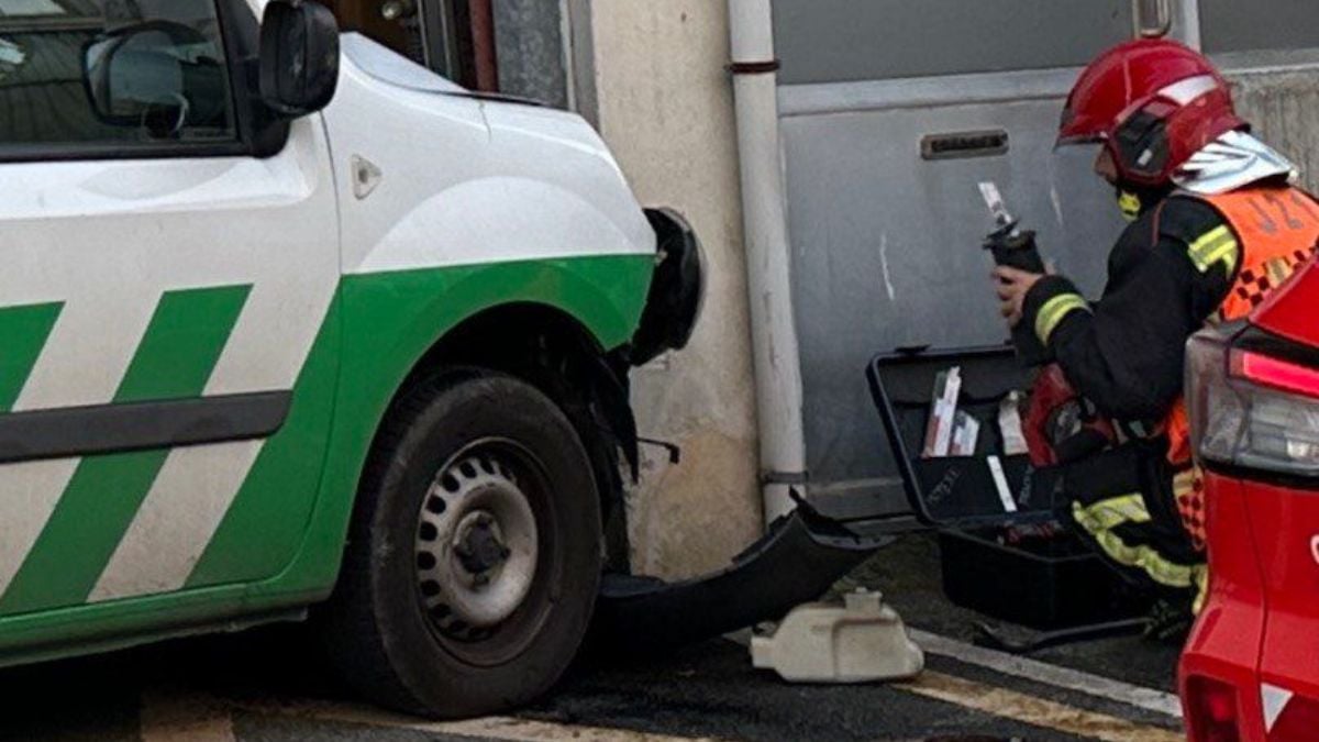 Efectivos de emergencias reaniman a un hombre tras desvanecerse y chocar en el polígono Berriainz. CEDIDA