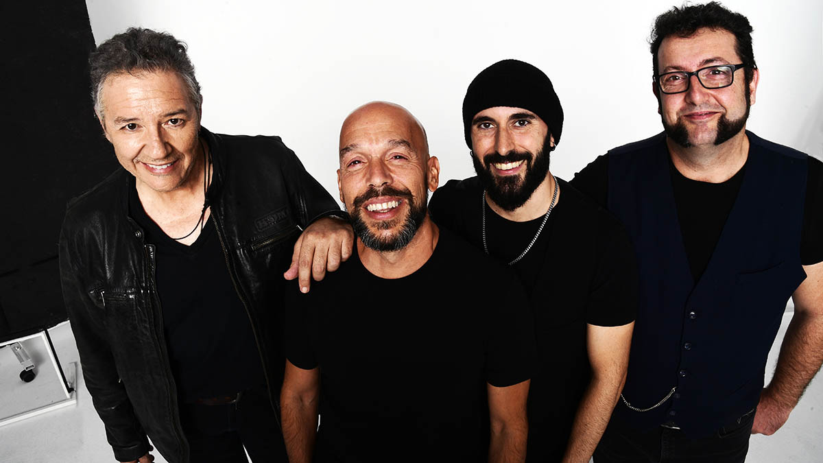 Carlos Goñi y su banda Revólver en una imagen promocional de su nuevo disco 'Adictos a la euforia'. Foto: Domingo J. Casas