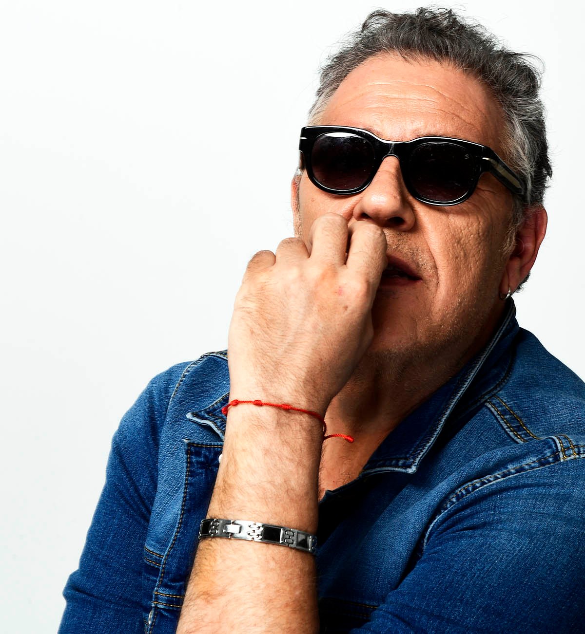 Carlos Goñi, del grupo Revólver, en una imagen promocional de su nuevo disco 'Adictos a la euforia'. Foto: Domingo J. Casas