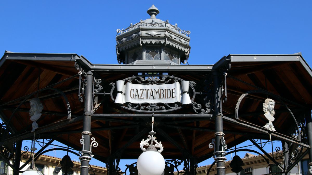 La tumba del ilustre músico y compositor navarro Joaquín Gaztambide, cuyos restos fueron despedidos en Madrid en 1921 con grandes fastos, esconde un misterio que fue dado a conocer en 1955 cuando, al abrirse el ataúd en el cementerio de Tudela, se hizo un sorprendente hallazgo: un cuerpo, al parecer de una mujer, y unos zapatos rojos de tacón. Para tratar de resolver este enigma, el Ayuntamiento de Tudela ha decidido ahora reabrir la tumba del insigne tudelano y tomar una muestra del cuerpo para comparar su ADN con el de un biznieto de Gaztambide. EFE/ Juan Antonio Martinez