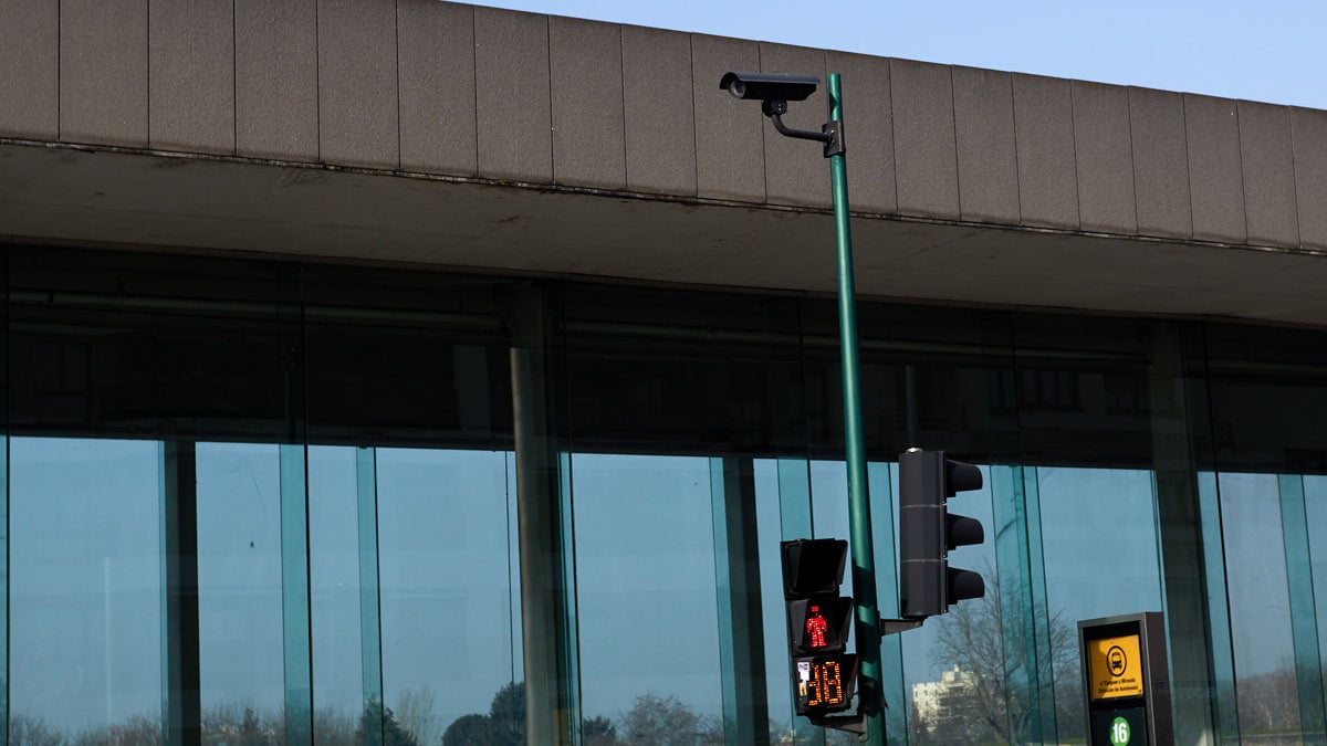 Lugar de estacionamiento prohibido y vigilado con multa automática frente a la estación de autobuses de Pamplona. IÑIGO ALZUGARAY