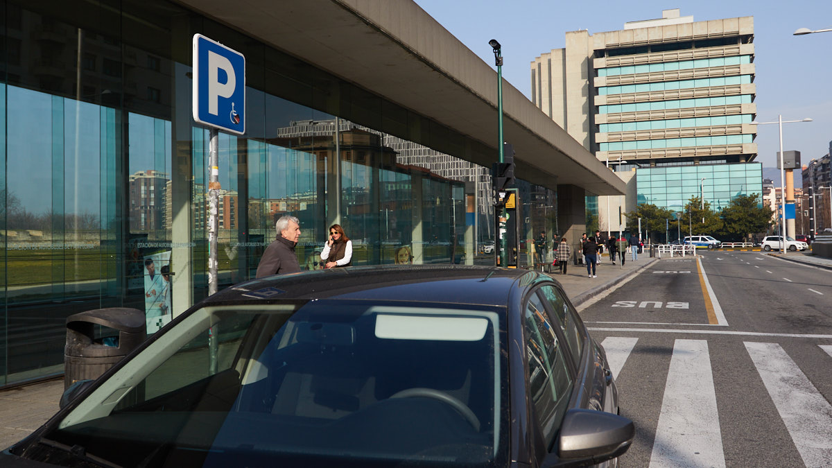 Lugar de estacionamiento prohibido y vigilado con multa automática frente a la estación de autobuses de Pamplona. IÑIGO ALZUGARAY