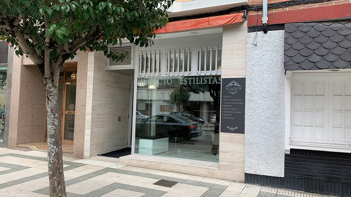 Escaparate de 'Impacto estilistas' en la calle Abejeras 49 de Pamplona. Navarra.com