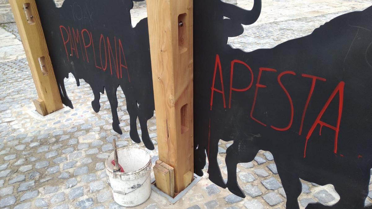Pintada contra Pamplona efectuada en los toros ornamentales colocados en el corral de Santo Domingo. NAVARRA.COM