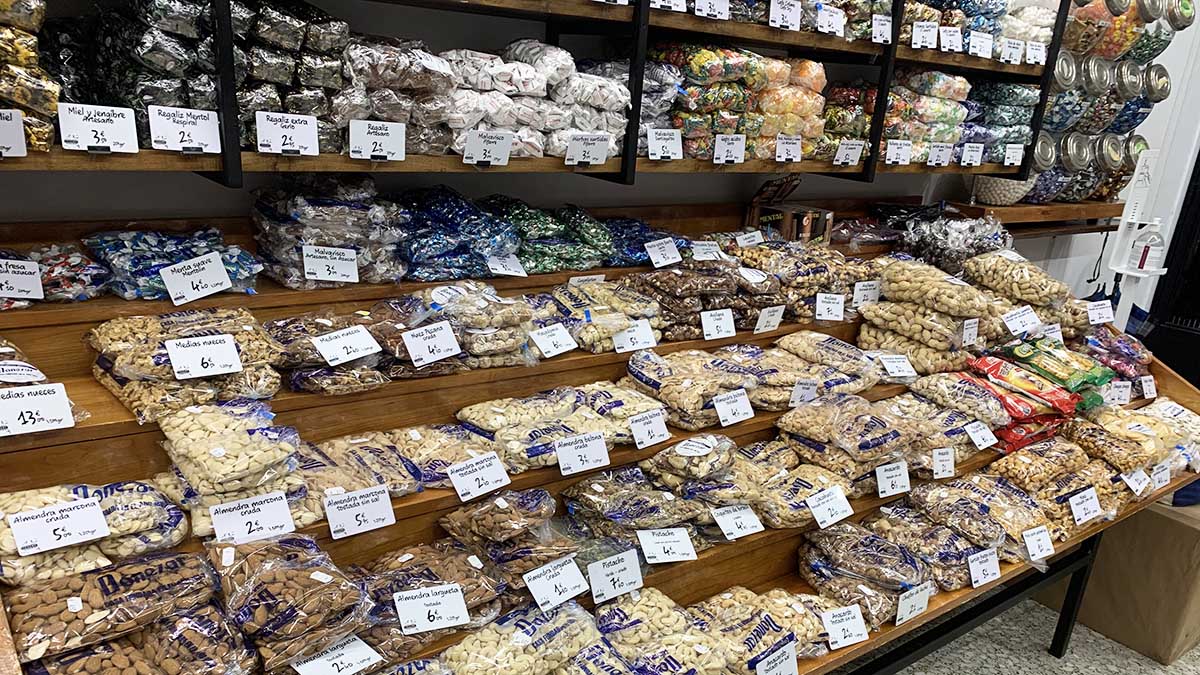 Productos de la confitería y cerería Donezar en la calle Zapatería de Pamplona. Navarra.com