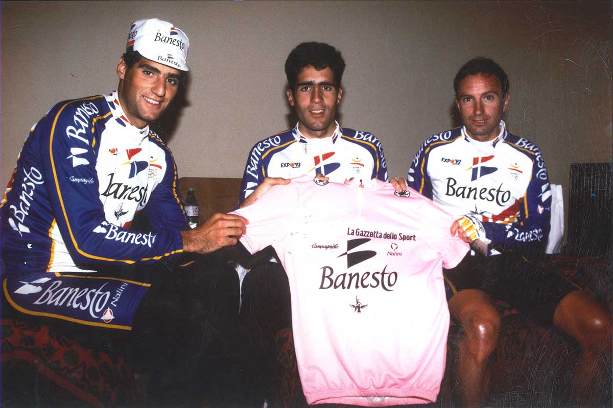 Junio de 1992. Primer Giro de Miguel Induráin. En la habitación con su hermano Pruden y Javier Lukin, los tres navarros sujetan la maglia rosa (Foto Javier Sesma. Cortesía del autor)