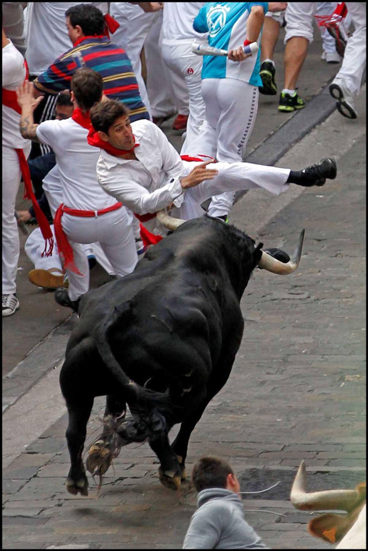 10/07/2014 Mismo día que la foto anterior. ´Avenero’ embistió a 9 corredores en la cuesta de Santo Domingo (Foto Javier Sesma. Cortesía del autor)