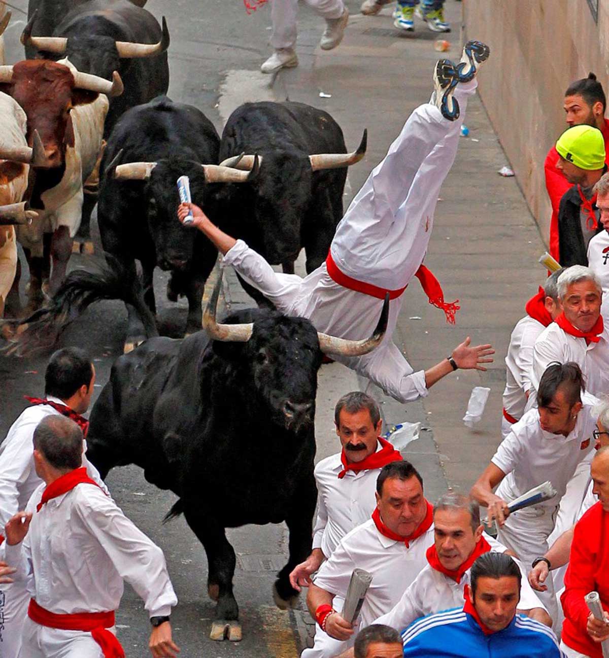 10/07/2014 En la cuesta de Santo Domingo, el toro ´Avenero’ volteó al experimentado corredor pamplonés Fernando Echaburu tras haberle corneado en el muslo izquierdo (Foto Javier Sesma. Cortesía del autor)
