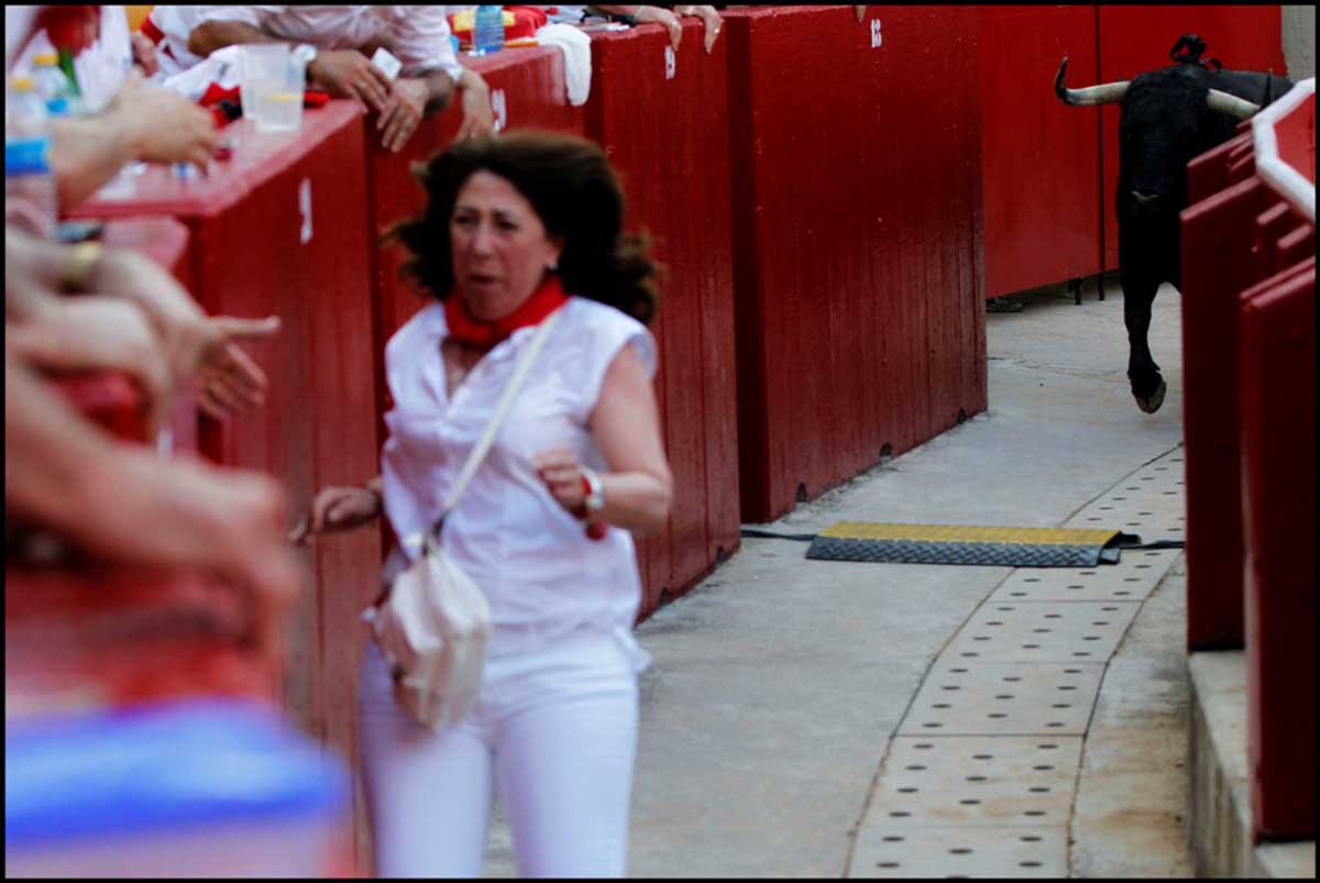 08/07/2013 Huida despavorida de la delegada del Gobierno, Carmen Alba (Foto Javier Sesma. Cortesía del autor)