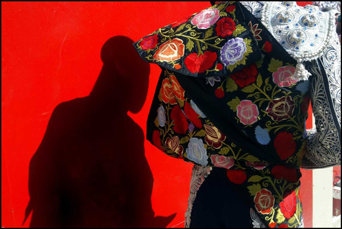 14/07/2005 Detalle antes del paseíllo, jugando con el color y la sombra (Foto Javier Sesma. Cortesía del autor)