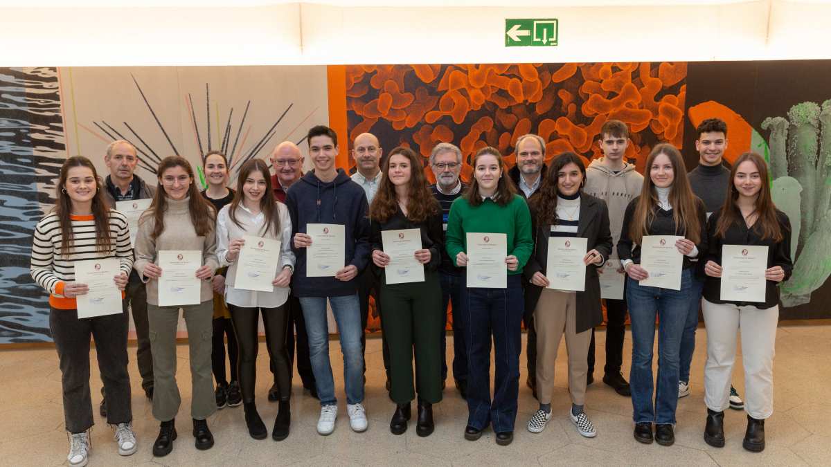 En la entrega de premios estuvieron presentes los tres ganadores, los alumnos que recibieron las menciones especiales, así como representantes de la Facultad de Ciencias de la Universidad de Navarra y del Colegio Oficial de Biólogos de Navarra. UNIVERSIDAD DE NAVARRA