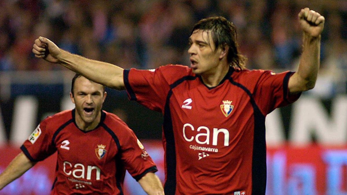 Savo Milosevic celebra un gol al Sevilla ante Bernardo Romeo. CA Osasuna.