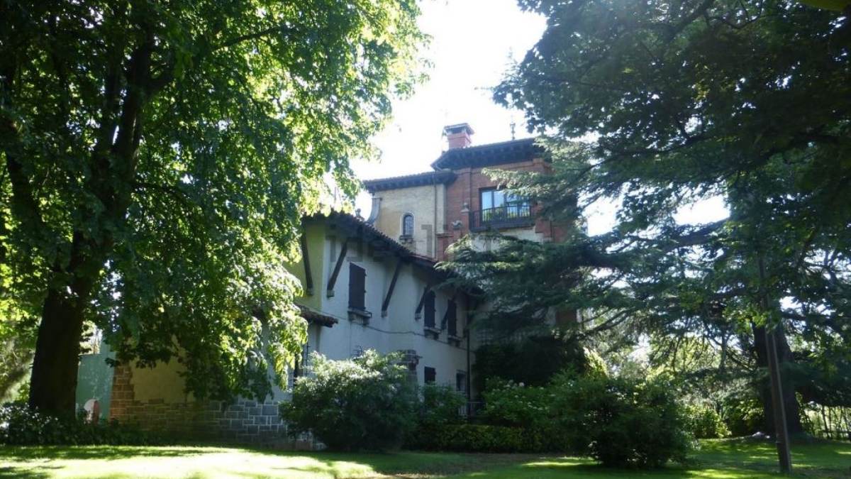 El chalet se encuentra entre las calles Beloso Alto y Carretera de Sarriguren. IDEALISTA.COM