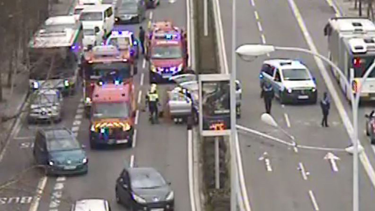 Accidente de tráfico ocurrido en la Avenida Baja Navarra. POLICÍA MUNICIPAL DE PAMPLONA