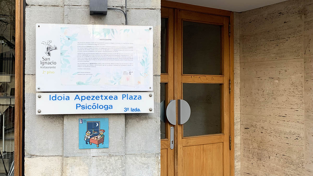 Placa junto a la entrada del antiguo restaurante San Ignacio en la calle San Ignacio 4 de Pamplona. Navarra.com