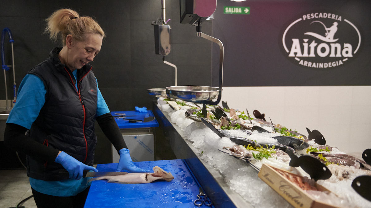 Los clientes de la pescadería Aitona en Sarriguren suelen optar por pescado muy limpio y en filetes ya que es más cómodo para cocinar. IRANZU LARRASOAÑA