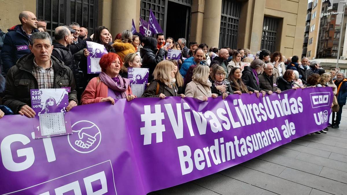 UGT y CC.OO se han concentrado en la puerta de su sede en la avenida de Zaragoza. EUROPA PRESS