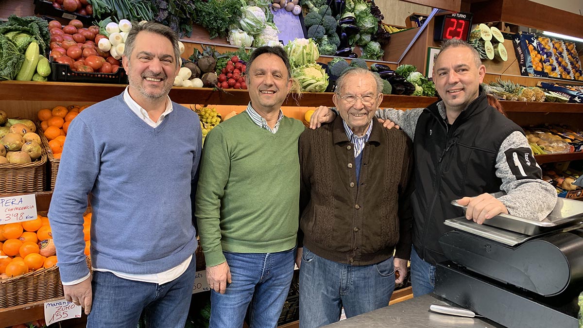 José Garraza con sus tres hijos: Javier, Pepe y Alberto, a la derecha, en la frutería Pilar de Pamplona. navarra.com