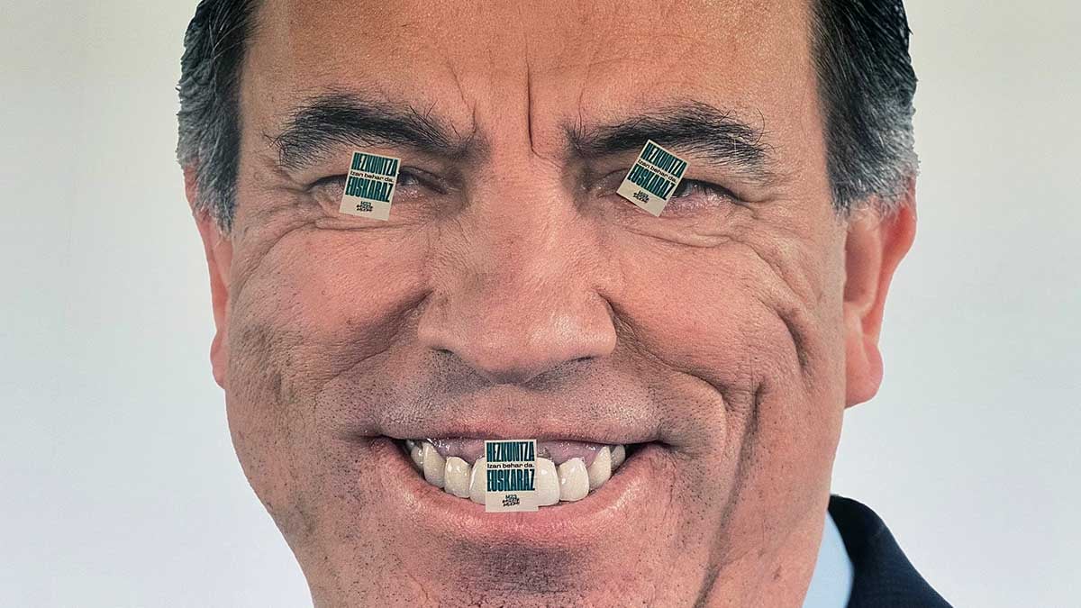 Aparece una pintada de 'Gora ETA' sobre el cartel electoral del PP en Pamplona.