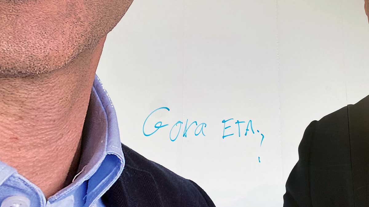 Aparece una pintada de 'Gora ETA' sobre el cartel electoral del PP en Pamplona.