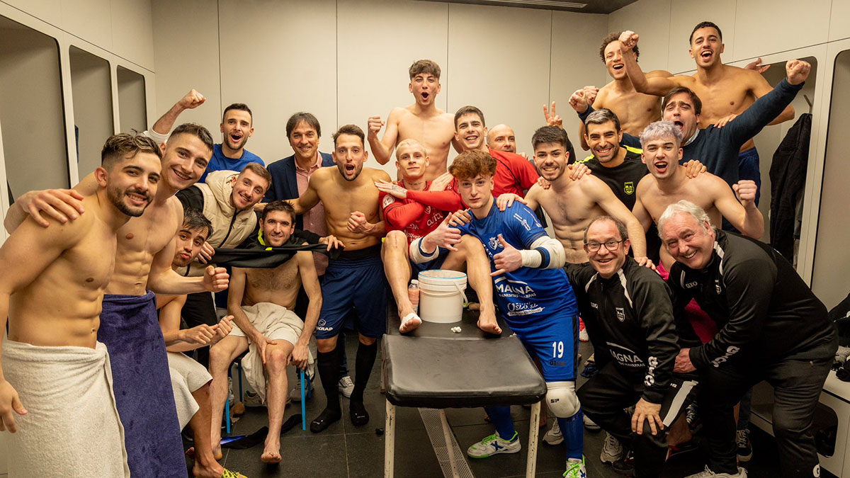 Los jugadores del Xota celebran la victoria sobre el Levante en su vestuario del pabellón Anaitasuna. Xota.es