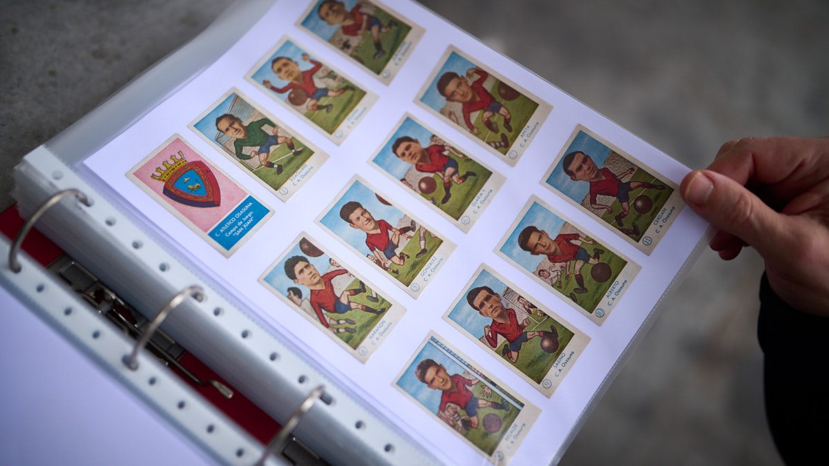 Jesús García y su hijo Mateo García, que tienen la mayor colección de cromos del mundo de Osasuna. PABLO LASAOSA