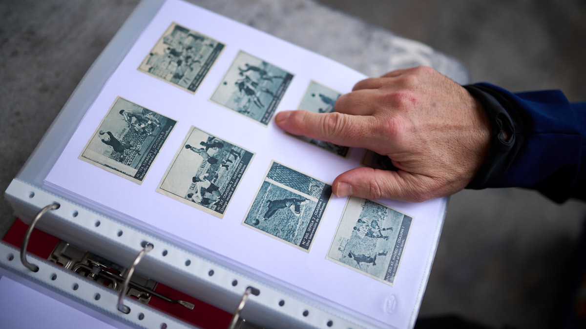 Jesús García y su hijo Mateo García, que tienen la mayor colección de cromos del mundo de Osasuna. PABLO LASAOSA