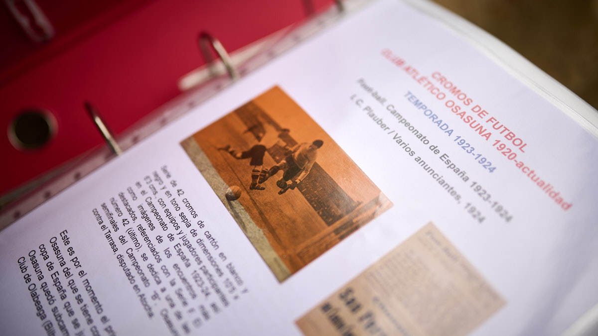 Jesús García y su hijo Mateo García, que tienen la mayor colección de cromos del mundo de Osasuna. PABLO LASAOSA