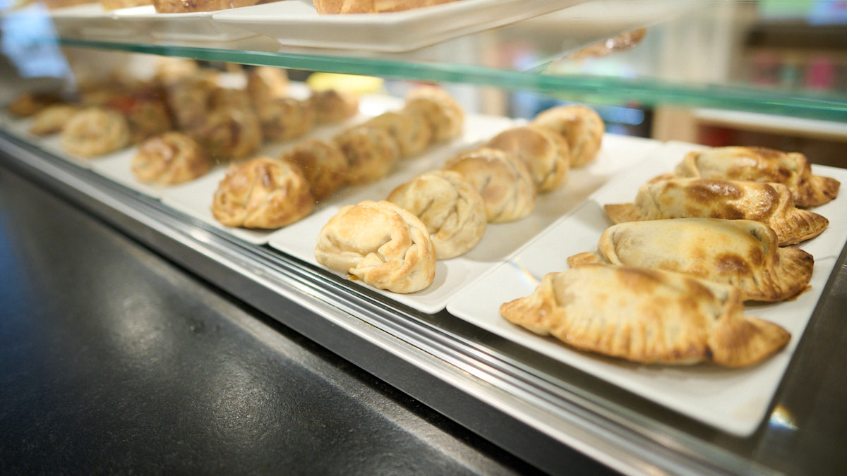 Magdalena Cygan y Andrés Suárez del Gastrobar Buenos Aires, en la calle Olite 46. PABLO LASAOSA