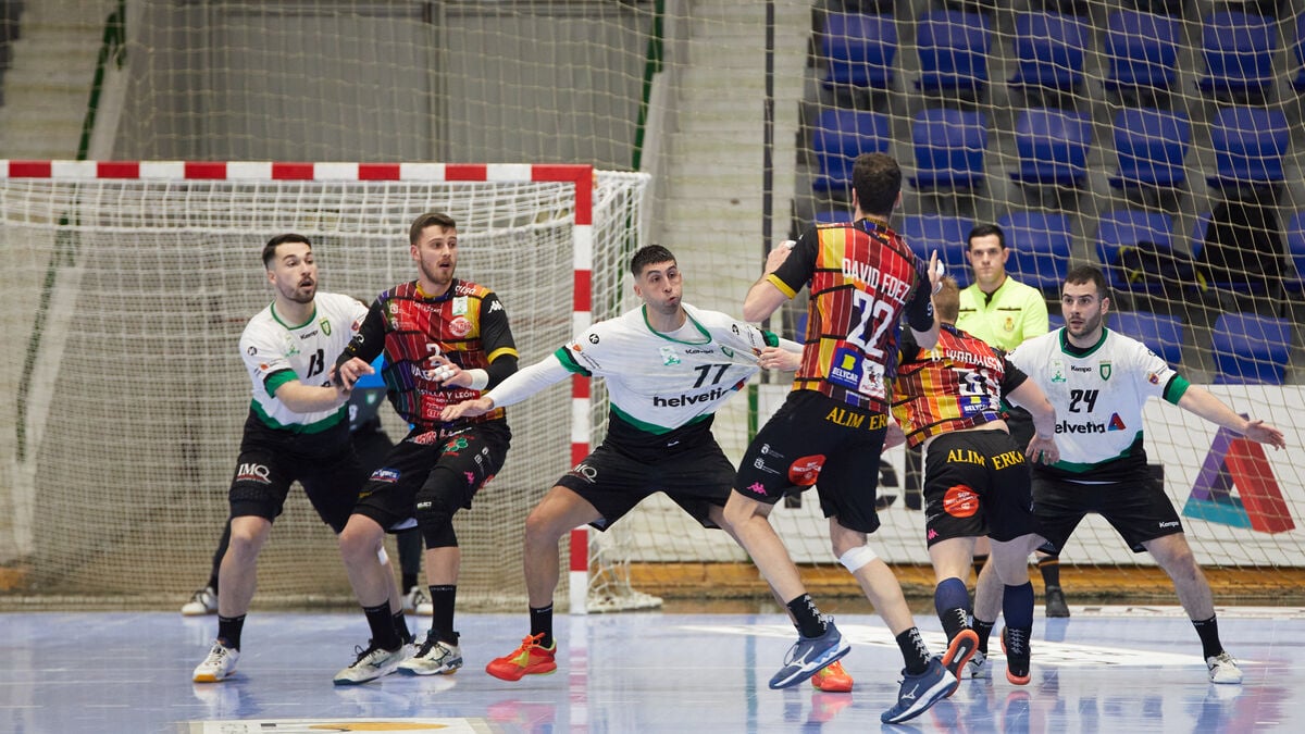 Partido de balonmano de la tercera ronda de la Copa del Rey entre Helvetia Anaitasuna y ABANCA Ademar León disputado en el pabellón Anaitasuna de Pamplona. IÑIGO ALZUGARAY