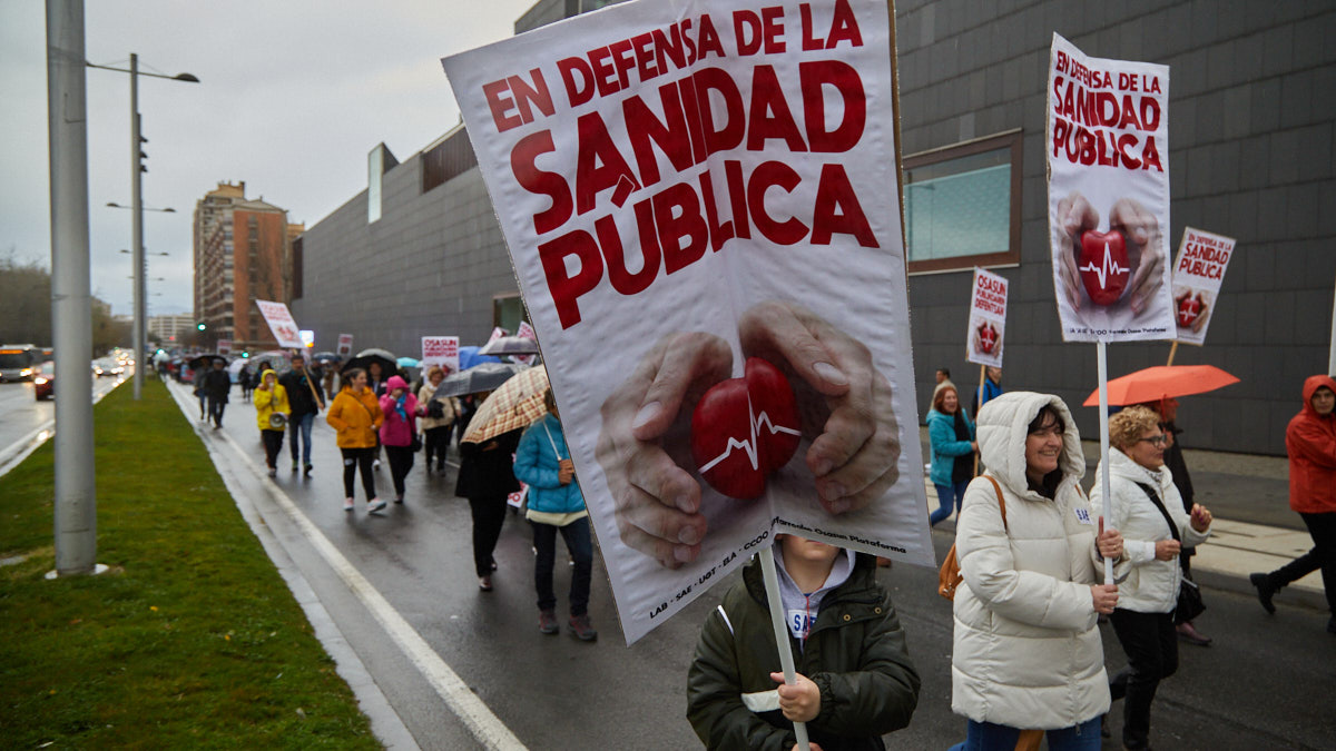 Manifestación convocada por LAB, SAE, UGT, ELA y CCOO, junto con la Plataforma Navarra de Salud, bajo el lema 'En defensa de la sanidad pública'. IÑIGO ALZUGARAY