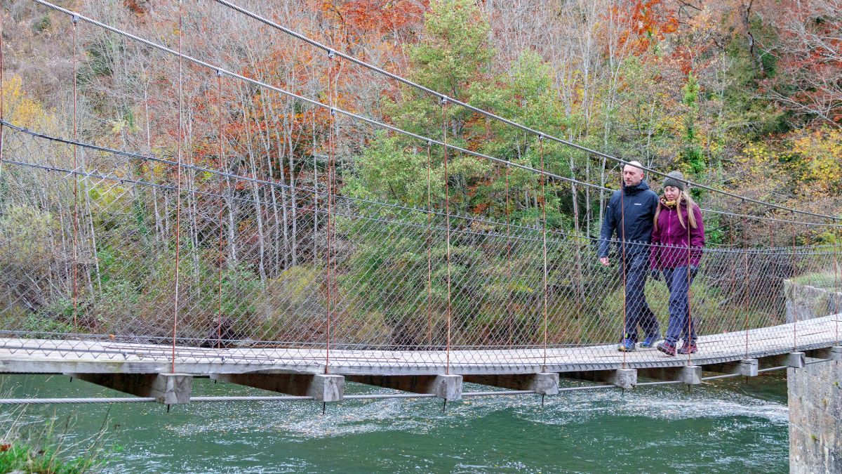 Puente colgante en Aribe. FRANCIS VAQUERO / CEDIDA