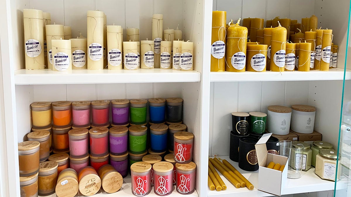 Velas en la tienda Donézar en la calle Iñigo Arista de Pamplona. Navarra.com