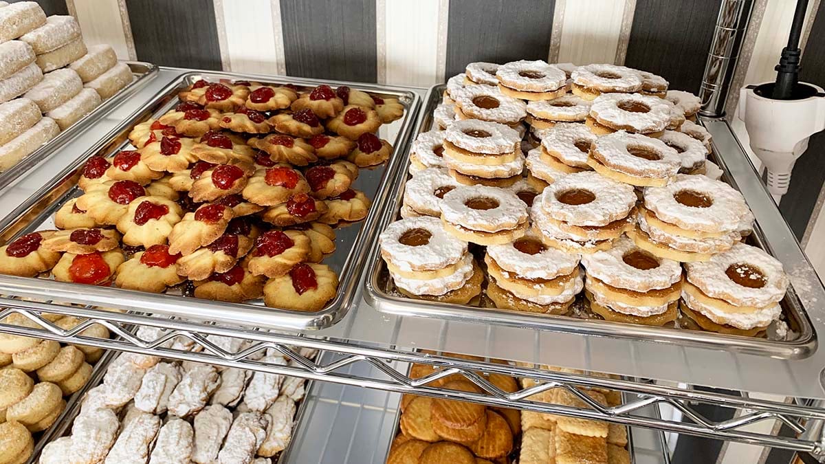 Surtido de pastas en la tienda Donézar de la calle Iñigo Arista de Pamplona. Navarra.com