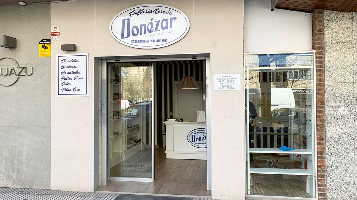 Fachada de la tienda Donézar en la calle Iñigo Arista de Pamplona. Navarra.com
