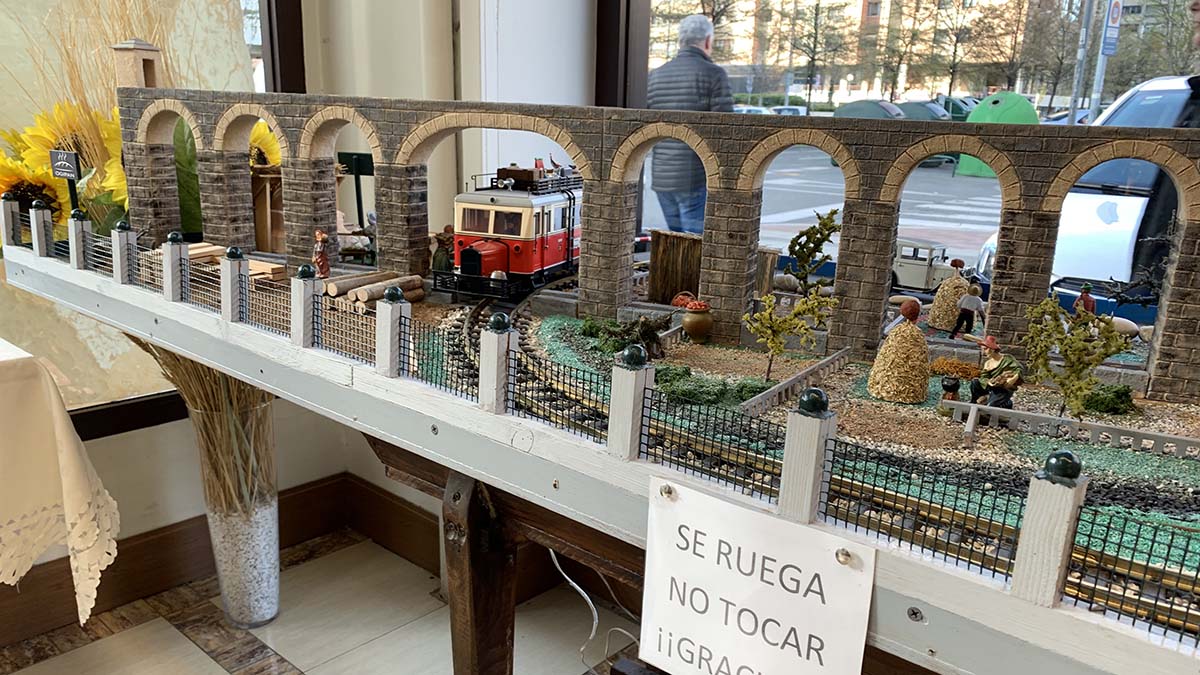 Maqueta del acueducto de Noáin en una panadería de Pamplona. Navarra.com