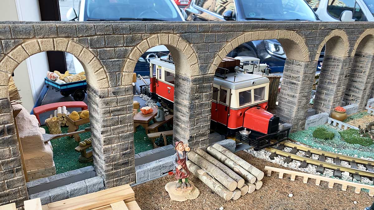 Maqueta del acueducto de Noáin en una panadería de Pamplona. Navarra.com