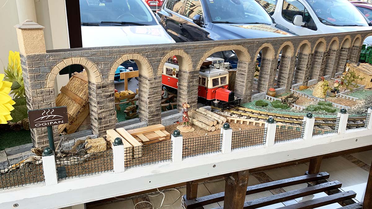 Maqueta del acueducto de Noáin en una panadería de Pamplona. Navarra.com