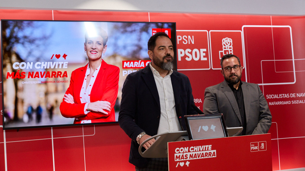 El secretario de Organización del PSN, Ramón Alzórriz, interviene en rueda de prensa junto al responsable de Estudios y Programas del Comité Electoral, Javier Remírez, para dar a conocer las bases del programa electoral 2023-2027 y analizar el nuevo tiempo electoral. IÑIGO ALZUGARAY