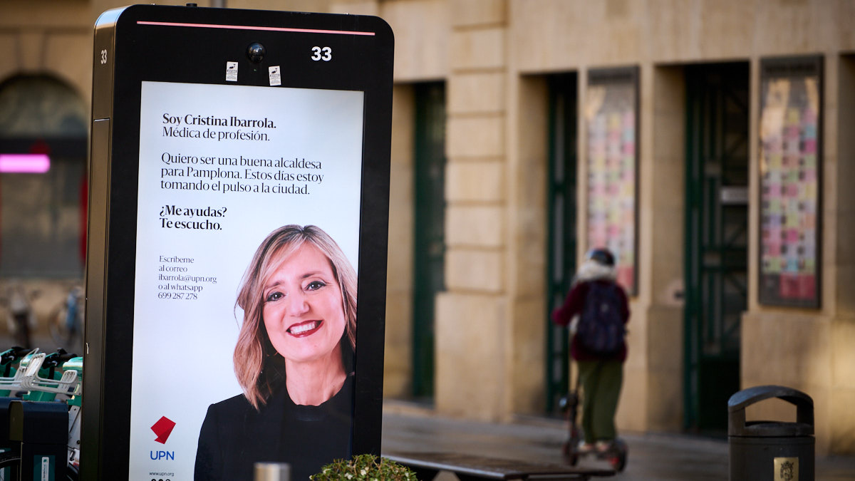 Carteles electorales en pre campaña de la candidata al Ayuntamiento de Pamplona de UPN, Cristina Ibarrola. PABLO LASAOSA