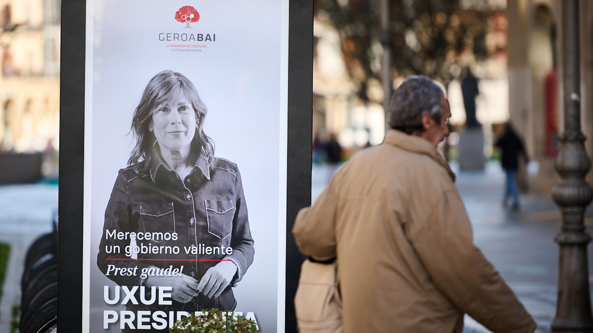 Carteles electorales en pre campaña de la candidata al Gobierno de Navarra de Geroa Bai, Uxue Barkos. PABLO LASAOSA