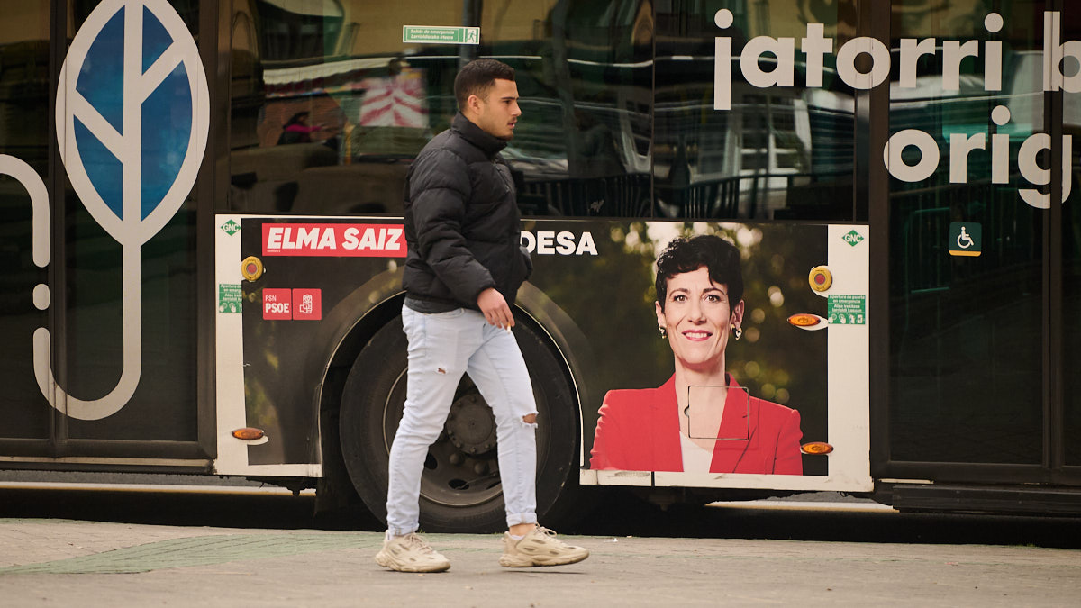 Carteles electorales en pre campaña de la candidata al Ayuntamiento de Pamplona del PSN, Elma Saiz. PABLO LASAOSA