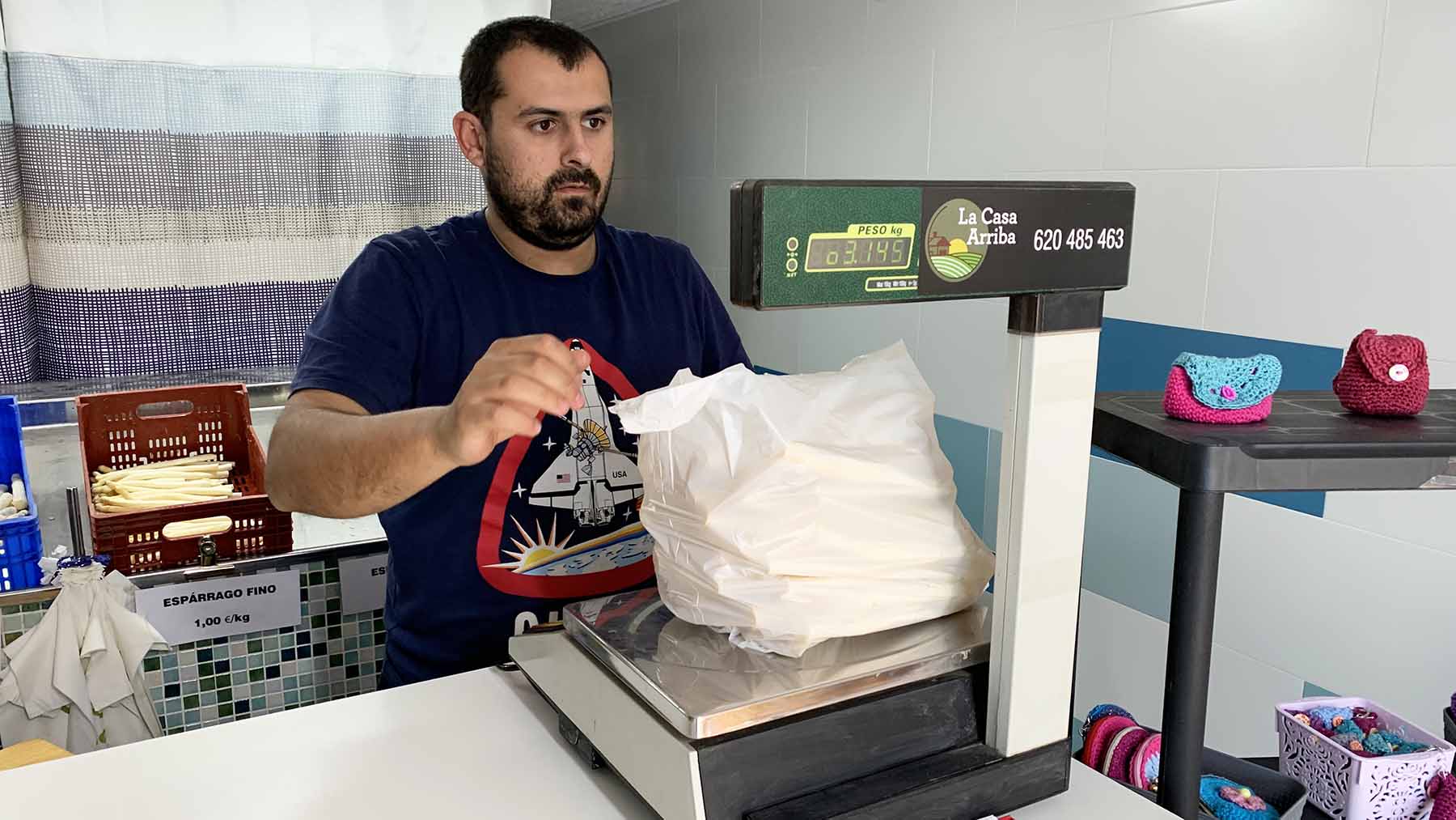 Javier Pérez de Zabalza en su tienda 'La Cassa Arriba' de Murieta. Navarra.com